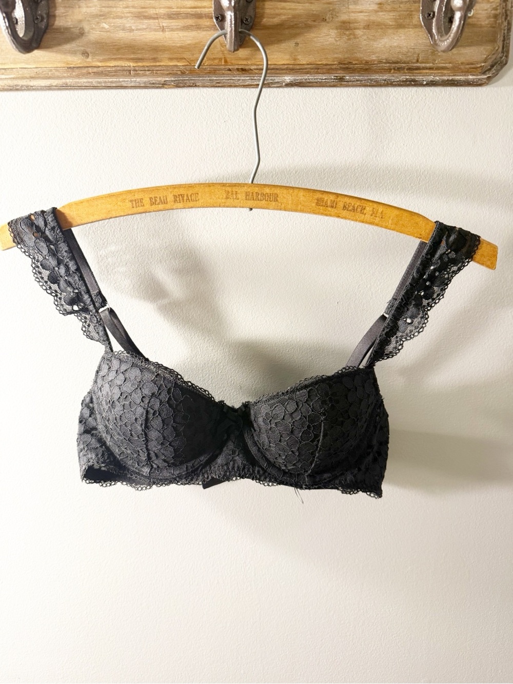 aerie Black Lace Underwire Bra with Floral Detailing